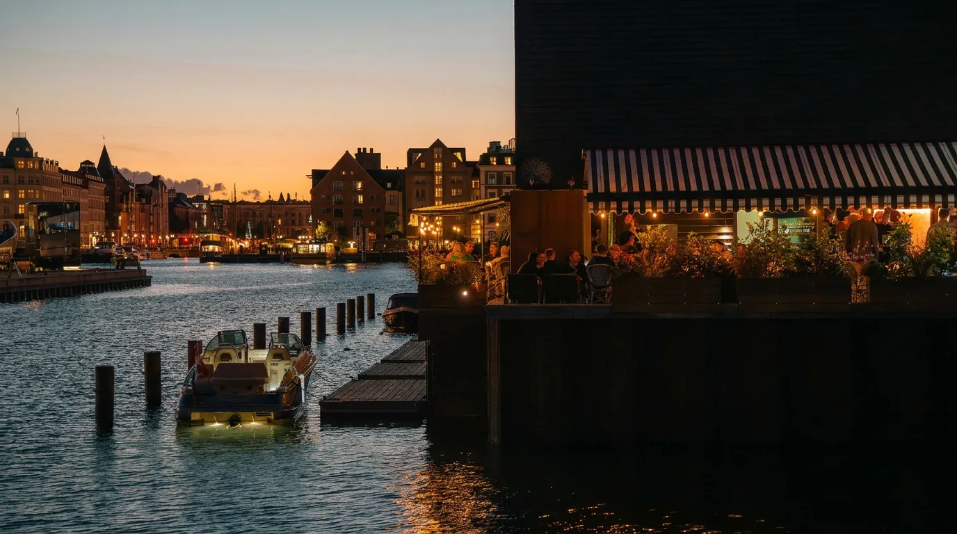 P88s terrasse og både ved havnen på Papirøen i solnedgangen